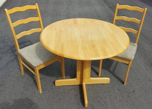 [FREE]TABLE WITH 2 CHAIRS.