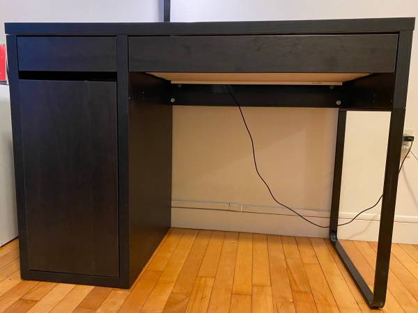 [FREE] IKEA-MICKE desk.