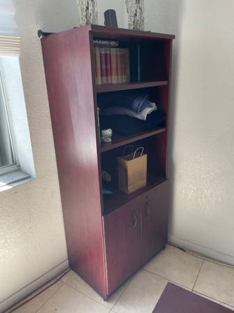 FREE office desk and book shelf free (Margate)