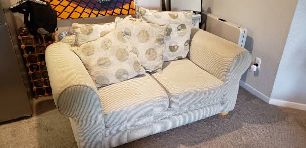 Loveseat with pillows (Belle isle)