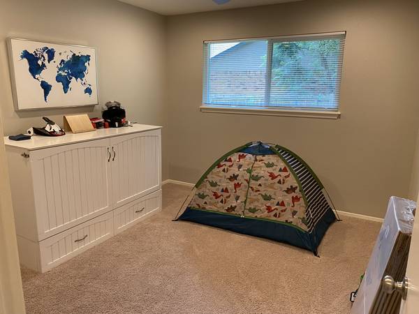 Free bedroom Floor Carpet (Austin)
