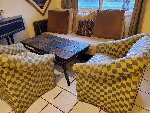Free furniture sofa, coffee table 2 chairs (Kissimmee)