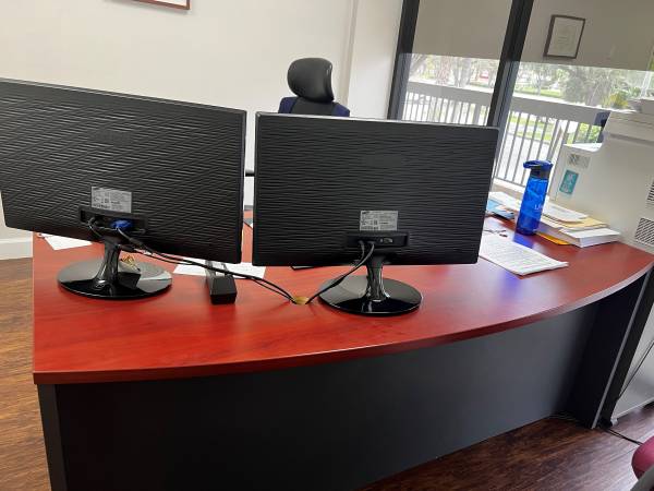 Executive office desk new condiiton (Plantation)