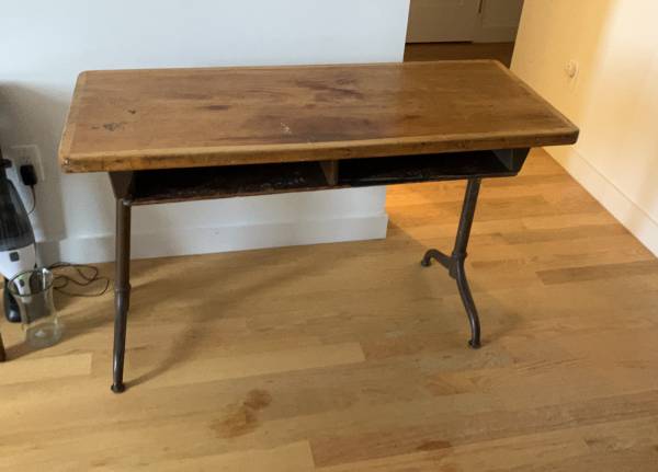free desk – table (New York)
