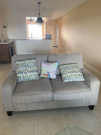 Free living room furniture in Century village Boca Raton (Boca Raton)