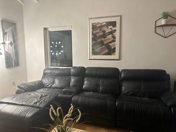 Free couch! real leather, to a good home only (Miami)