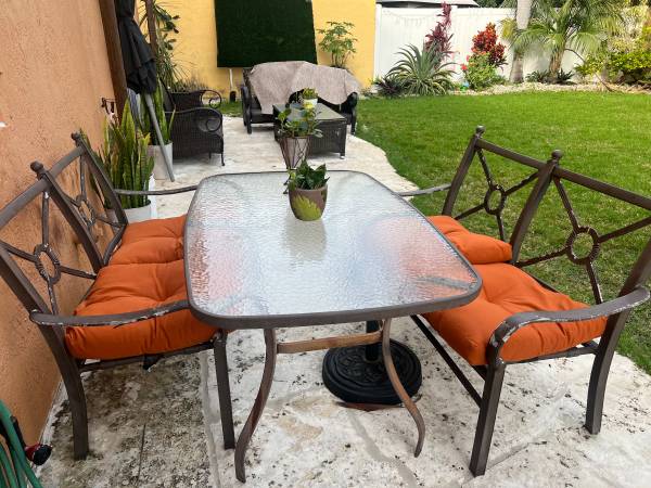Outdoor patio seat (Miami)