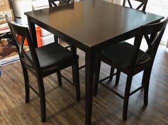 Table with four chairs (Acworth)