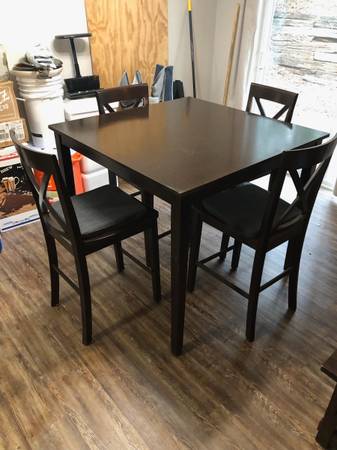 Table with four chairs (Acworth)