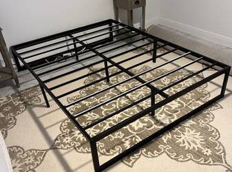 Queen size bed frame like new (Singer Island)