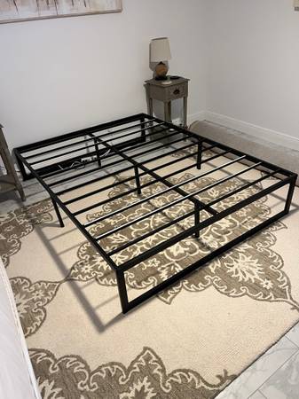 Queen size bed frame like new (Singer Island)