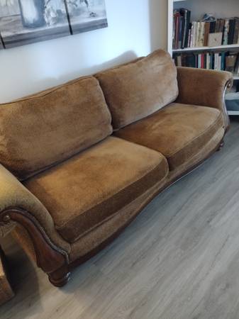 Free Sofa in Excellent condition (Plantation)