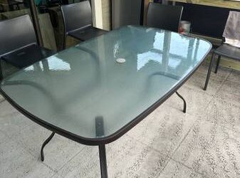 Free outdoor dining table (Palm Beach Gardens)