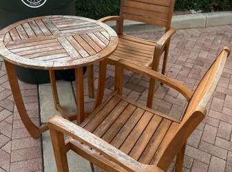Free outdoor table and chairs (Oakland park)
