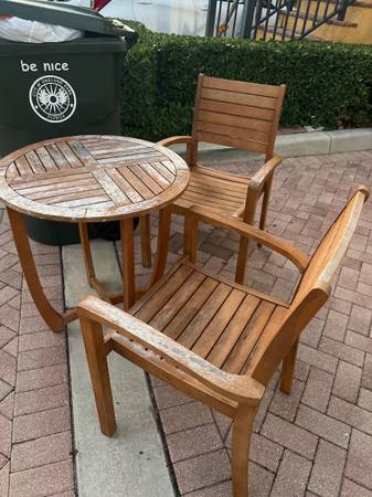 Free outdoor table and chairs (Oakland park)