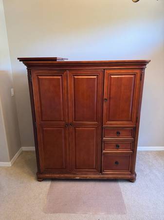 Solid Wood Computer Desk/Cabinet – Good Condition! (Ocoee)