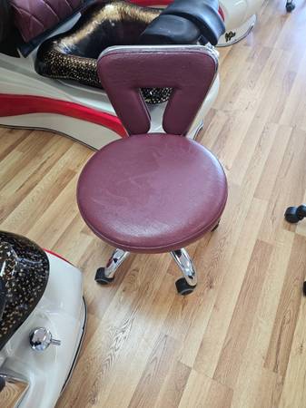 Free brown chair and red stools (Land o’ lakes)