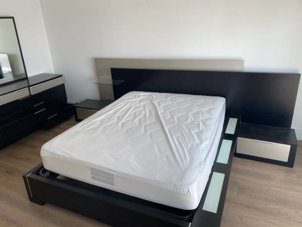 Free bedroom furniture (Miami)