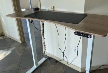 Free Adjustable Desk (Wilton Manors)