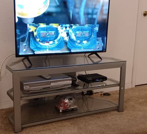 Free end Table and TV stand (Davie)