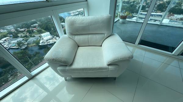 Free white leather couch (Miami)