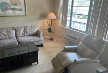 One bedroom furniture living room sofa lamps for free (Deerfield Beach)
