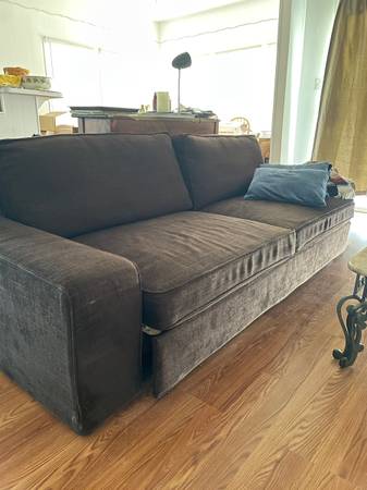 Sofa w/ pull out trundle bed 100” (Davie, Fl)