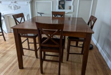 Free dining table and chairs (Rogers Park)