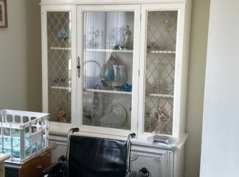 FREE WHITE WOOD CHINA CABINET (Lauderdale by the Sea)