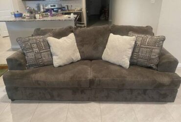 72 inch couch (Alpharetta)