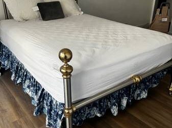 queen size beds (4!) (Midtown East)