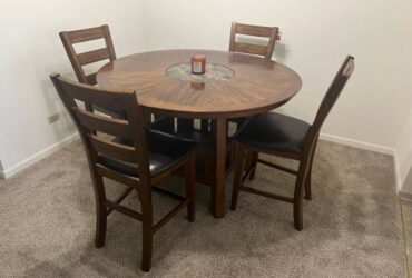 4 Chairs and Kitchen Table (Lake Villa)