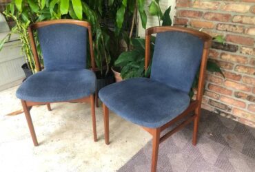 2 Matching mid-century blue-upholstered chairs (Dr. Phillips in Southwest Orlando)