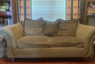 Free couch (Marietta)